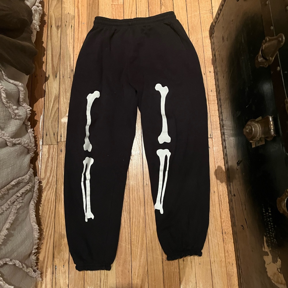 Phoebe Bridgers sweatpants